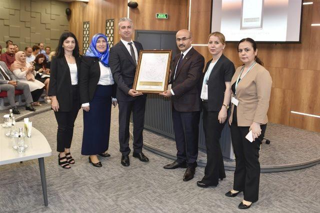 Vali Demirtaş, bebek dostu sağlık kuruluşlarına plaket