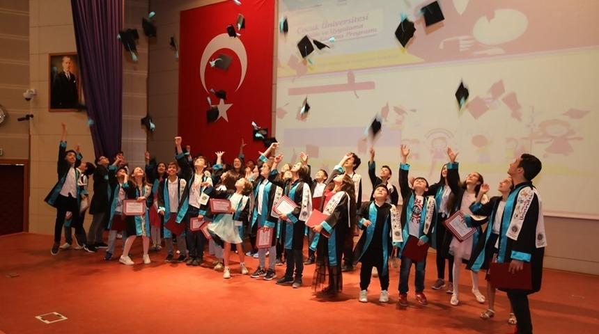&Ccedil;ocuk &Uuml;niversitesi mezunlarını verdi