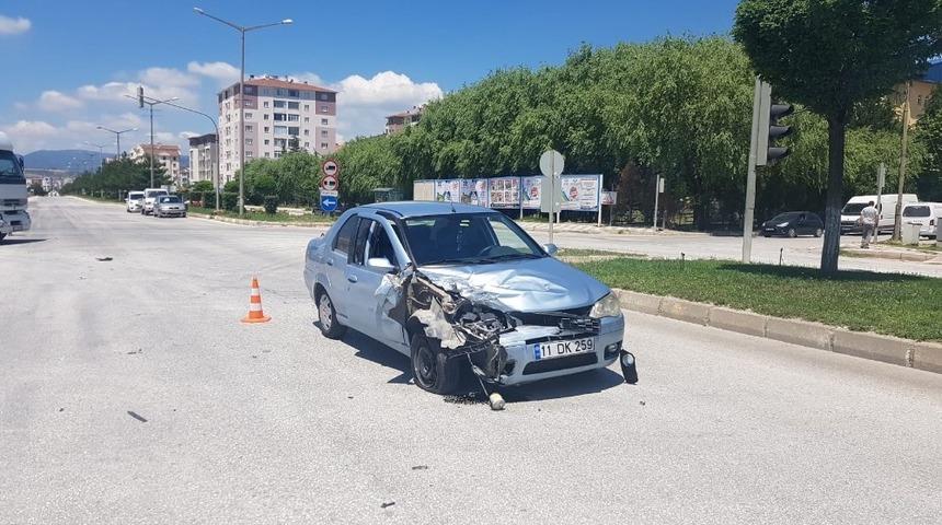 Kamyonet ile otomobil &ccedil;arpıştı; 1 yaralı