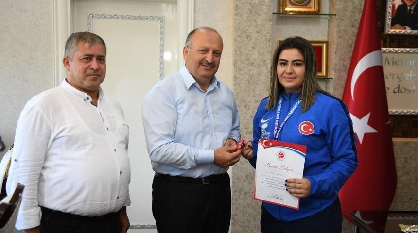Başkan şampiyon sporcuyu &ouml;d&uuml;llendirdi