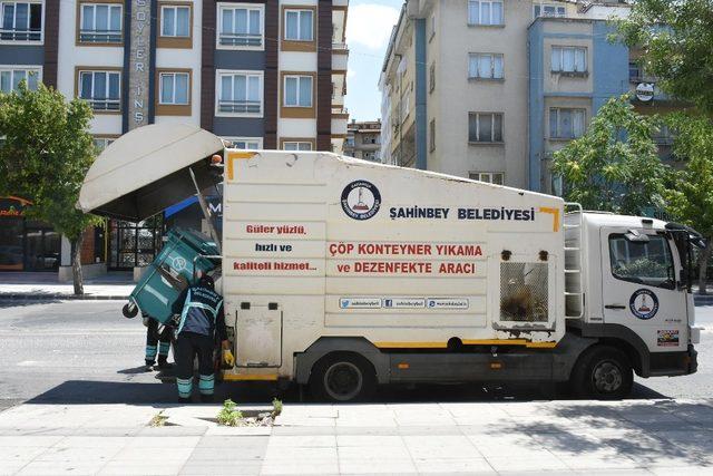 &Ccedil;&ouml;p konteynerleri dezenfekte ediliyor 1