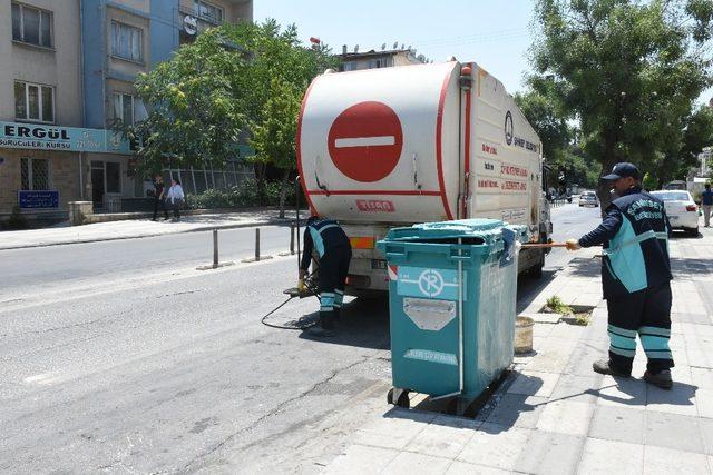 &Ccedil;&ouml;p konteynerleri dezenfekte ediliyor 2