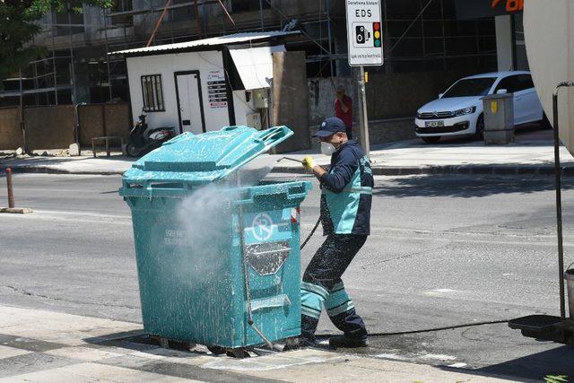 &Ccedil;&ouml;p konteynerleri dezenfekte ediliyor 3