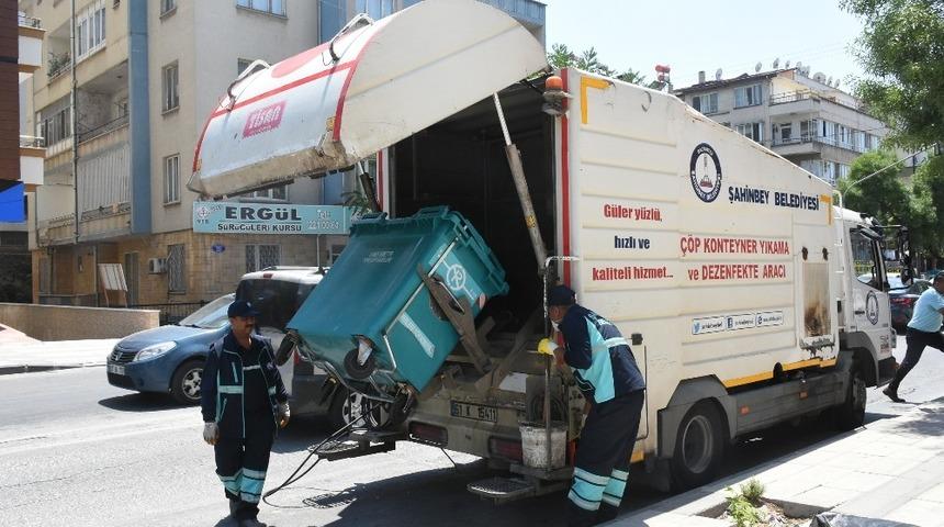 &Ccedil;&ouml;p konteynerleri dezenfekte ediliyor