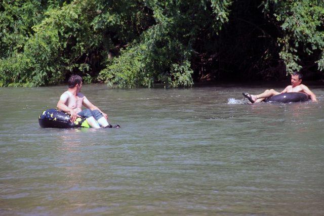 Aksu Deresi’nde şambrel rafting heyecanı