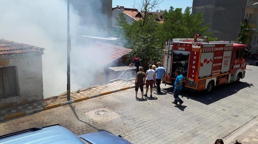 Metruk evin bah&ccedil;esinde &ccedil;ıkan yangın korkuttu