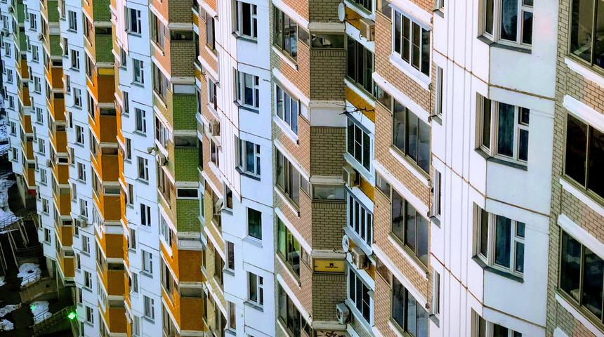 İlişkiye girerken balkondan düşüp öldü!