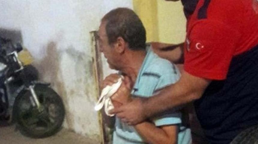 Kopan parmağını eline alıp kahvehaneye gitti