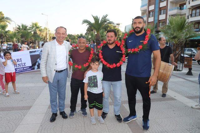 Turgutlulu güreşçiler için coşkulu karşılama