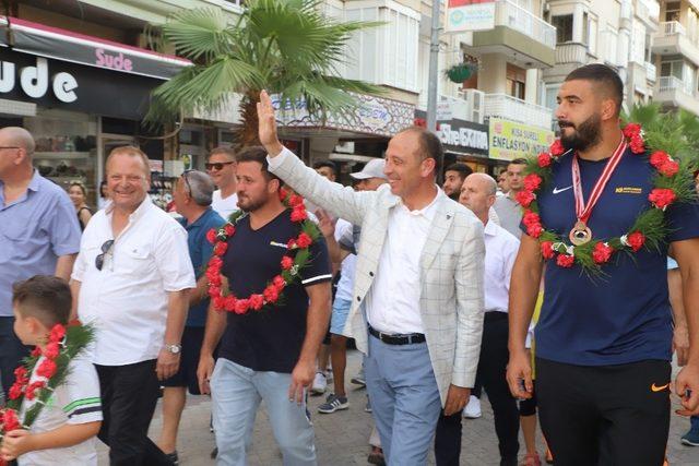 Turgutlulu güreşçiler için coşkulu karşılama