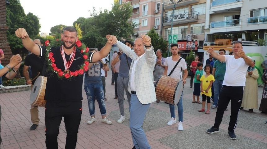 Turgutlulu g&uuml;reş&ccedil;iler i&ccedil;in coşkulu karşılama