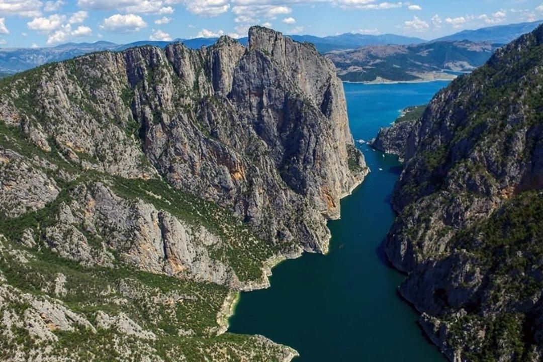 Şahinkaya Kanyonu eşsiz doğal g&uuml;zelliği ile hayran bırakıyor