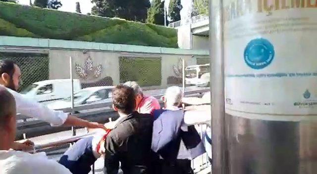 Metrobüs durağında tekme ve tokatlı kavga kamerada