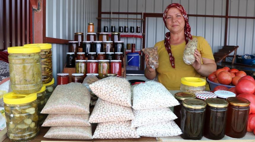 Köyde üretip, yol kenarında tatilcilere satıyor