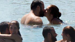 Oyuncu Salih Bademci ve eşi denizde aşka geldi