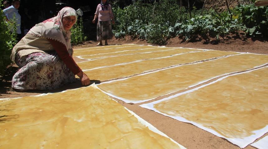 Kadınların pestil ve pekmez mesaisi