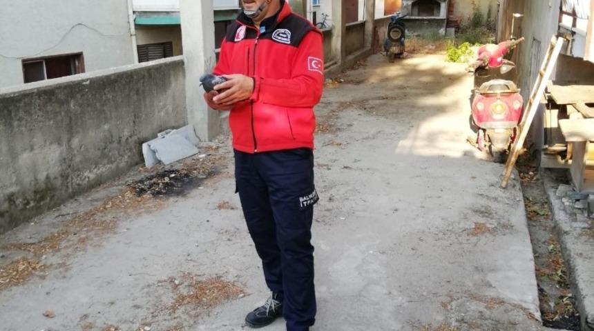 Burhaniye&rsquo;de ağa&ccedil;ta asılı kalan g&uuml;vercini itfaiye kurtardı