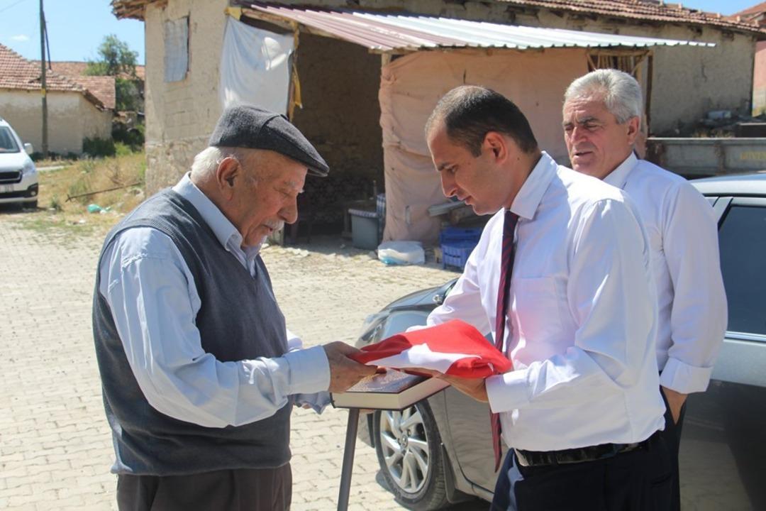 Dumlupınar&rsquo;da Şehit babasına Bayrak ve Kur-an&rsquo;ı Kerim hediye edildi