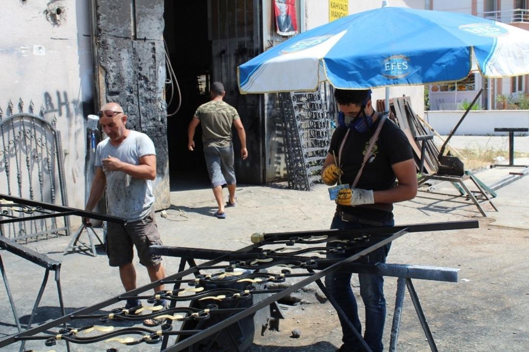 Tenteyi başında taşıyor