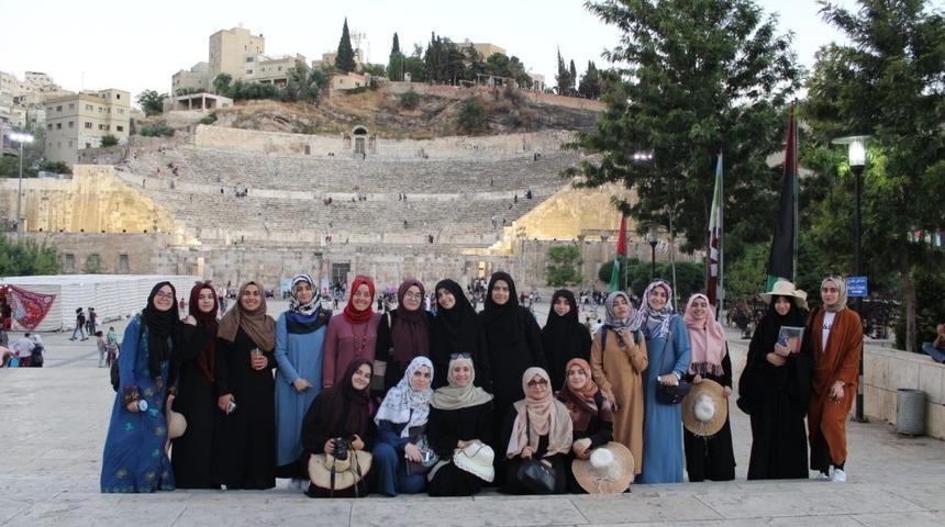 İlahiyat Fak&uuml;ltesi &ouml;ğrencileri &Uuml;rd&uuml;n&rsquo;de
