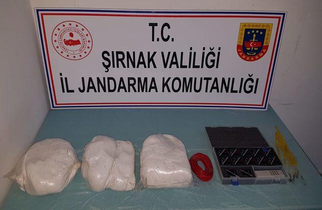 Suriye'den, Türkiye'ye atılan 15 kilo patlayıcı sınır tellerine takıldı