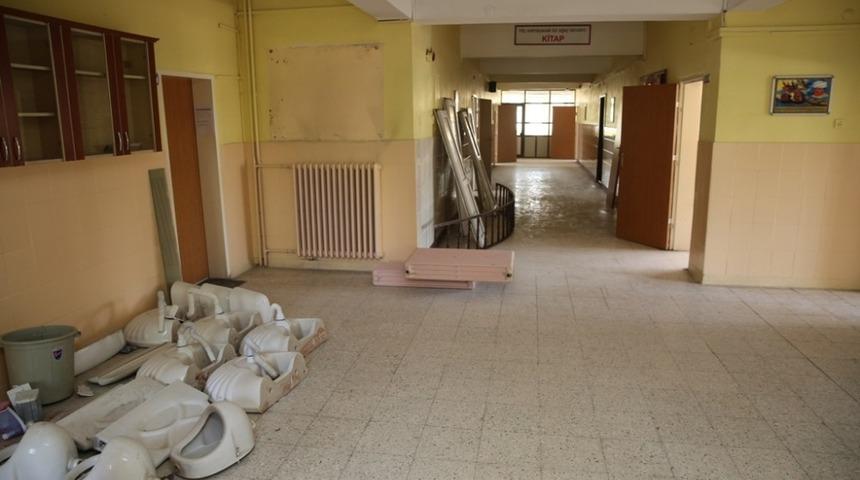 Başkan Dr. Mustafa Palancıoğlu, “Melikgazi’den yaz tatilinde okullarda bakım ve onarım çalışması”