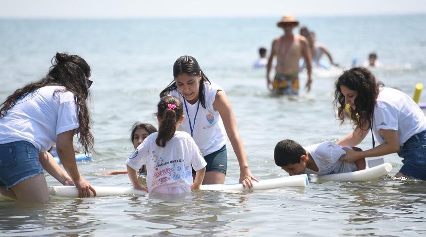 &Ccedil;ocuklar denize ilk kez dokundu