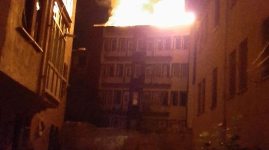 &Ccedil;atı katı yangını korkuttu