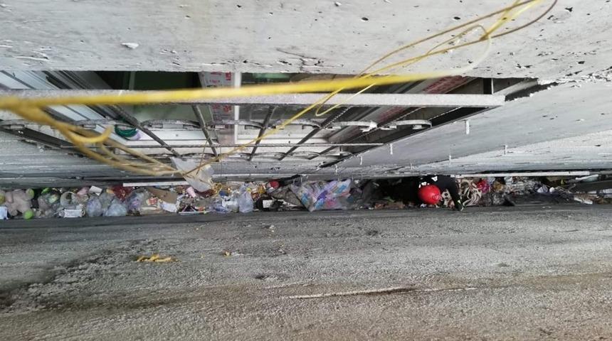 İki bina arasında mahsur kalan kedi kurtarıldı