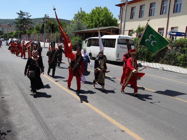 Bayan muhtar kılıç kuşandı, mehter başı oldu