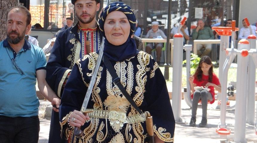 Bayan muhtar kılı&ccedil; kuşandı, mehter başı oldu