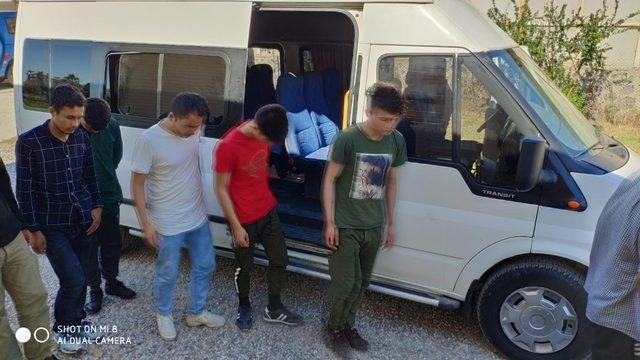 Ayvalık’ta jandarma iki ayrı operasyonda 65 göçmen ele geçirildi