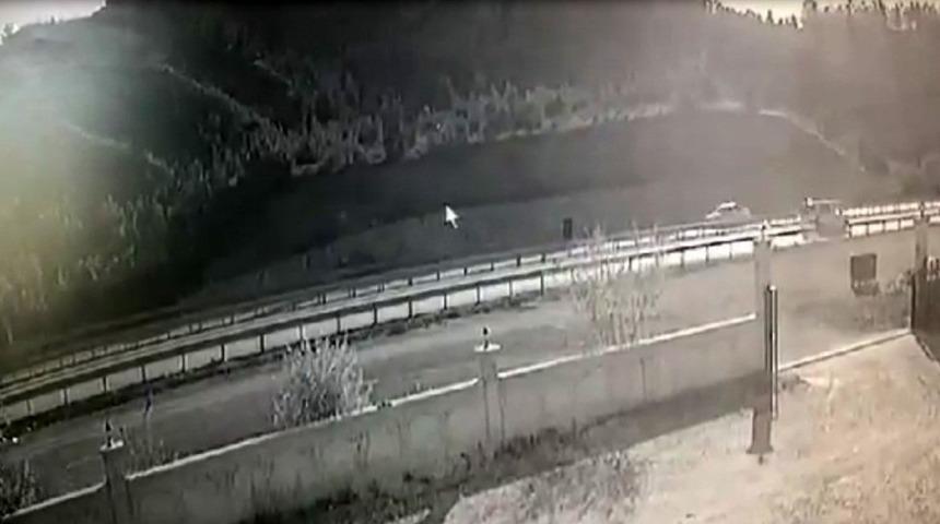 Tosya&rsquo;da 3 kişinin yaralandığı cip kazasında kameralara yansıdı