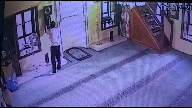 (Özel) Önce namaz kıldı, sonra camideki tarihi saati çaldı...O anlar kamerada