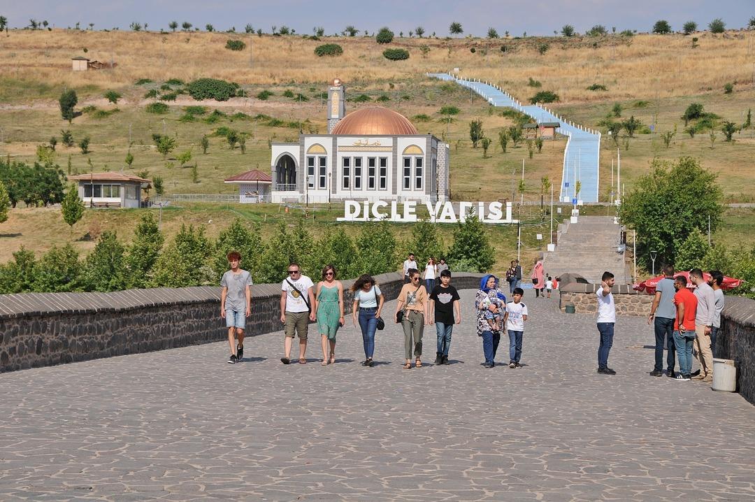 Termometreler 44 dereceyi g&ouml;sterdi! O kentte kimse g&ouml;lgeden &ccedil;ıkamadı