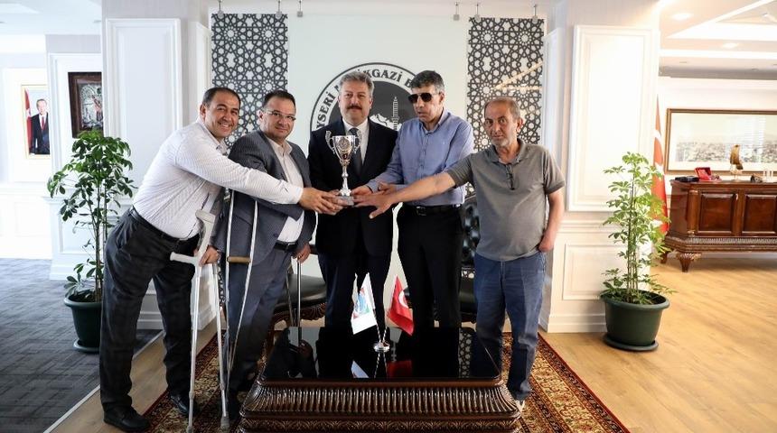 Başkan Dr. Mustafa Palancıoğlu: "Bu kupa azmin, inancın ve disiplinli &ccedil;alışmanın eseridir"