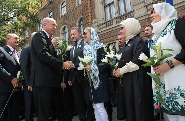 Erdoğan, Srebrenitsa soykırım kurbanları anısına düzenlenen geçit görenine katıldı