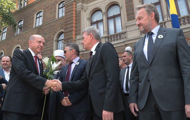 Erdoğan, Srebrenitsa soykırım kurbanları anısına düzenlenen geçit görenine katıldı