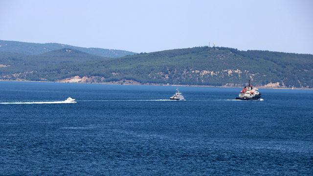 Karakol botunu çeken Rus askeri römorkörü, Çanakkale Boğazı'ndan geçti