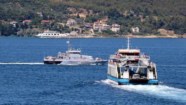 Karakol botunu çeken Rus askeri römorkörü, Çanakkale Boğazı'ndan geçti