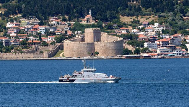 Karakol botunu çeken Rus askeri römorkörü, Çanakkale Boğazı'ndan geçti