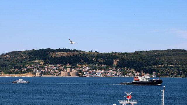 Karakol botunu çeken Rus askeri römorkörü, Çanakkale Boğazı'ndan geçti