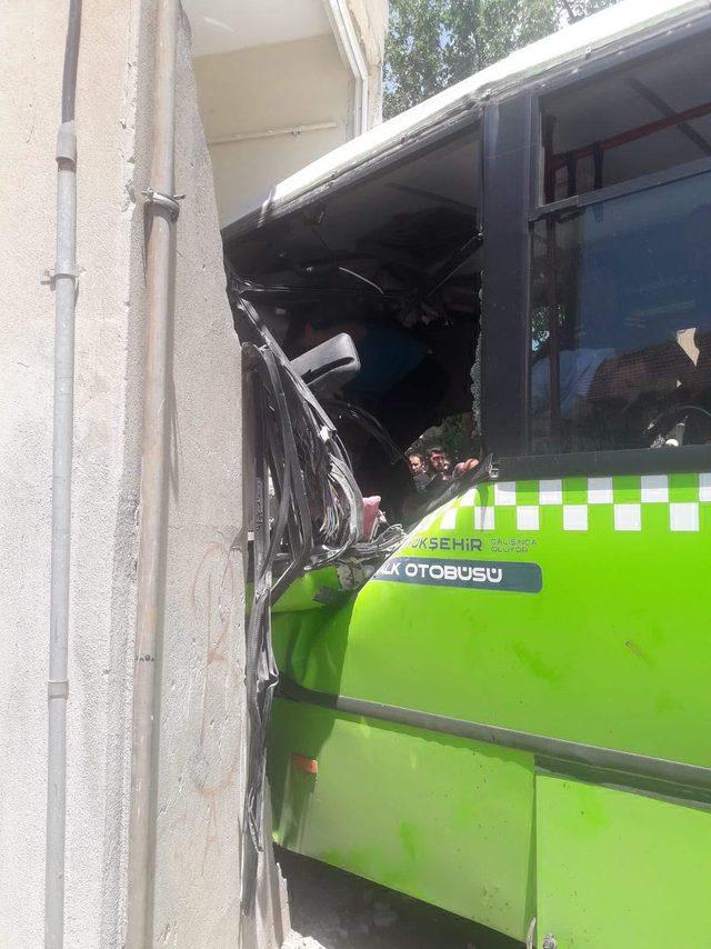 Binaya çarpan otobüsün şoförü 43 gün sonra yaşamını yitirdi