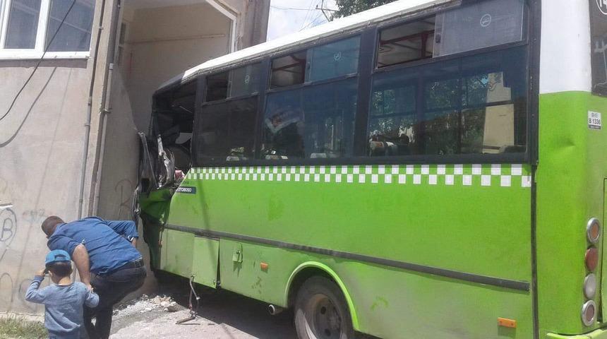 Binaya &ccedil;arpan otob&uuml;s&uuml;n şof&ouml;r&uuml; 43 g&uuml;n sonra yaşamını yitirdi