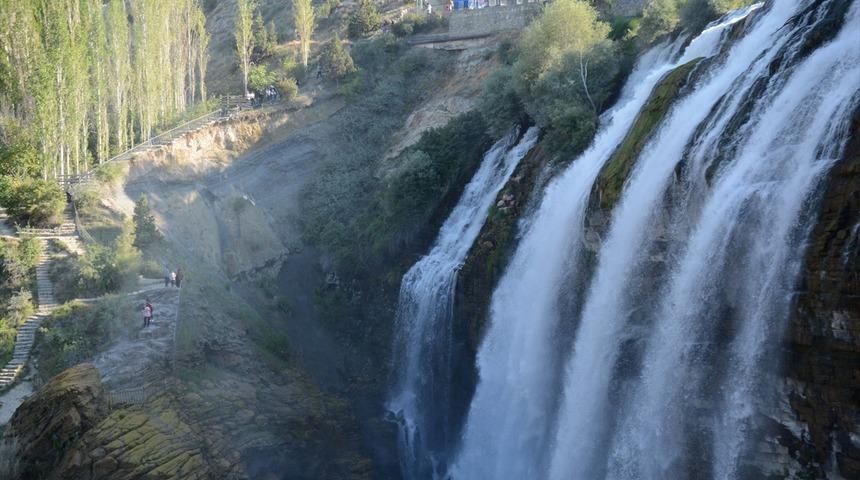 Yaz tatilinin vazge&ccedil;ilmez rotası: Tortum Şelalesi