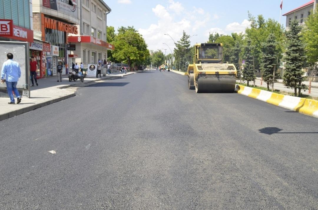 Ağrı Belediyesi asfalt &ccedil;alışmalarına başladı