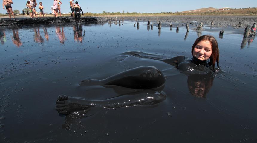 İşgal altındaki Çokrak Gölü turist akınına uğruyor