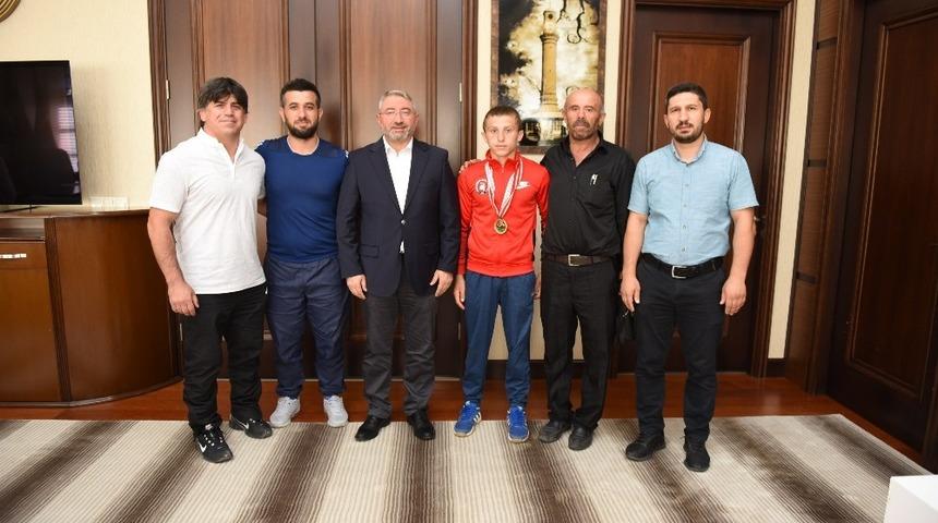 Belediye Başkanı Aşgın başarılı g&uuml;reş&ccedil;iyi altınla &ouml;d&uuml;llendirdi