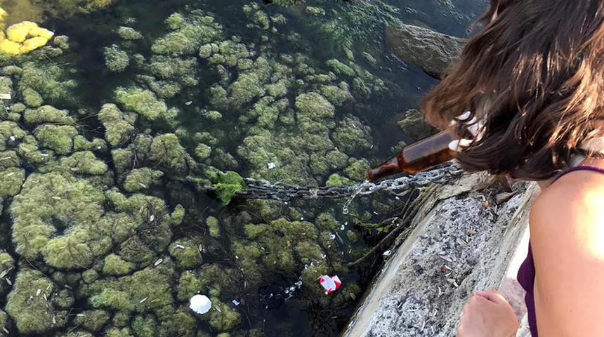 Sahilde şişe ve sigara izmariti topladılar