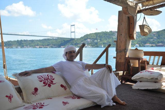 Boğaz'da dikkat çeken gemi... Katar yelkenlisi Dünya kupası tanıtımı için İstanbul'da